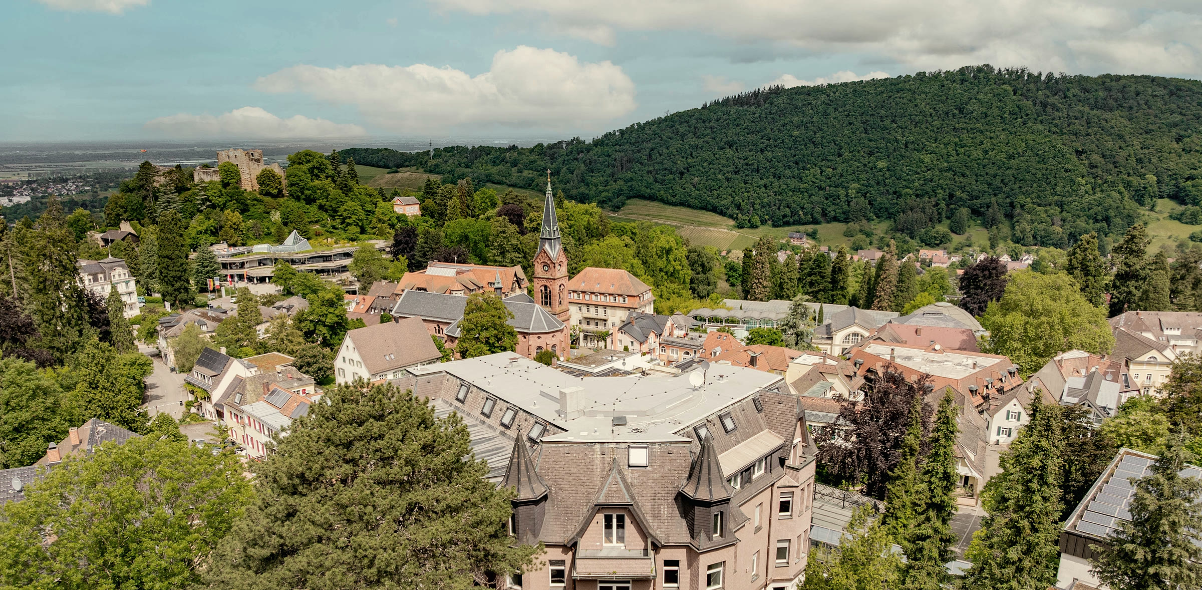 Blick über Badenweiler ins Rheintal, im Vordergrund das Haus Badenweiler Ausblick