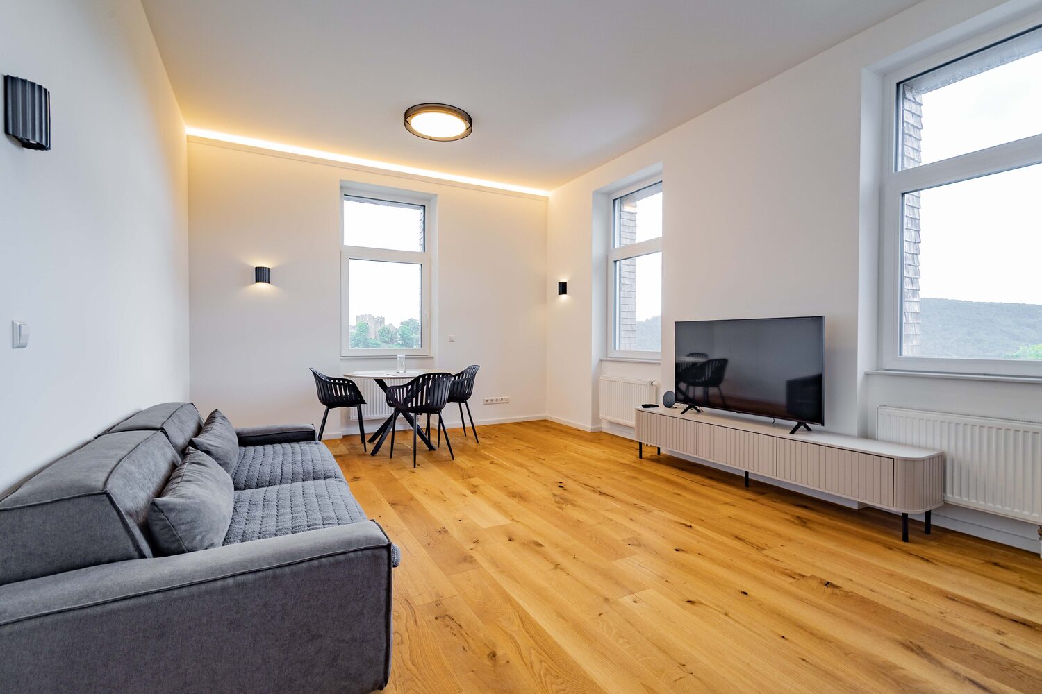 Heller Wohnraum mit Eichendielen und großen Fenstern, Apartment 7 in Badenweiler
